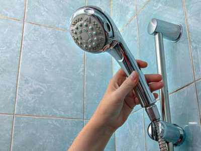 No llames al plomero: el truco para eliminar todo el sarro del cabezal de tu ducha con solo 2 ingredientes