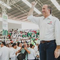 Meade fustiga a delincuentes… y en Querétaro ensalza a vinculado a exoperador de 'El H”