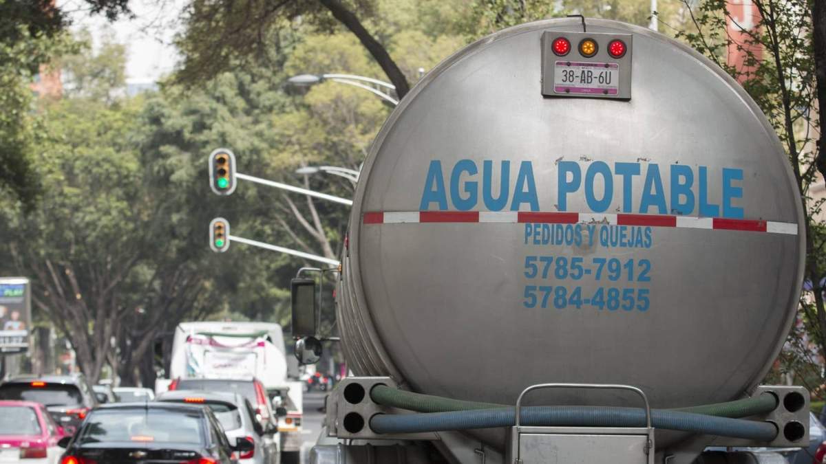 Una pipa de agua potable