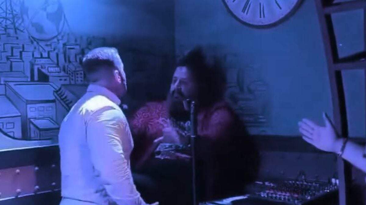 Jaime Caravaca es agredido en pleno show
