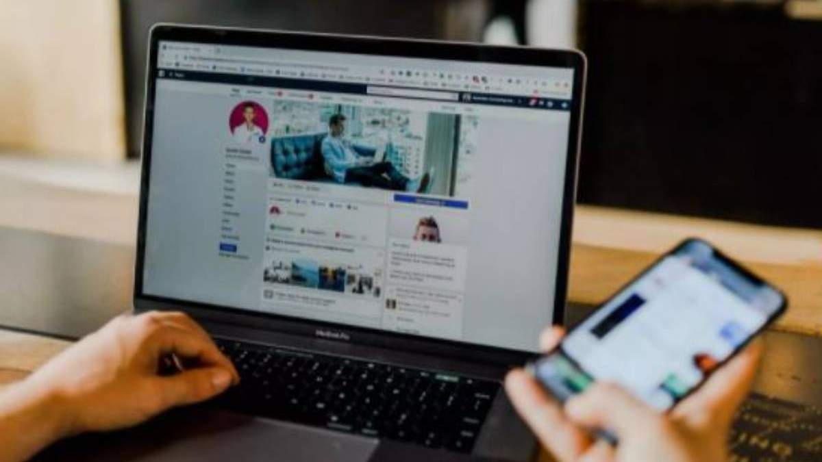 Usuario de Facebook en un ordenador