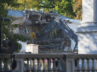Inician demolición en Ala Este de la Casa Blanca para construir salón de baile por orden de Trump