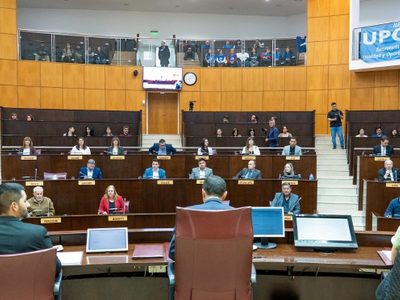 Entre gallos y medianoche: la Legislatura autorizó un nuevo crédito de hasta US$ 150 millones