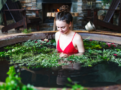Con plantas que tenés en tu jardín, prepará este baño de sal, ideal para mejorar tu salud y alejar las malas vibras