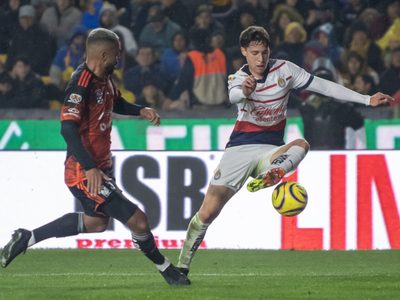 Tigres derrota a Chivas y Rayados vence a Santos
