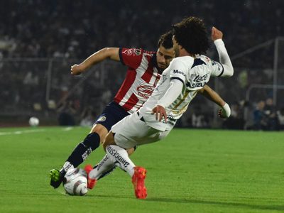 Pumas vence a las Chivas y es semifinalista en la Liga MX (Video)