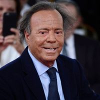 Fiscalía de España archiva denuncia contra Julio Iglesias por abuso sexual y trata