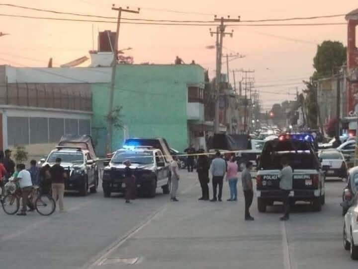 Autoridades acordonan la escena del crimen en Tultitlán, Estado de México