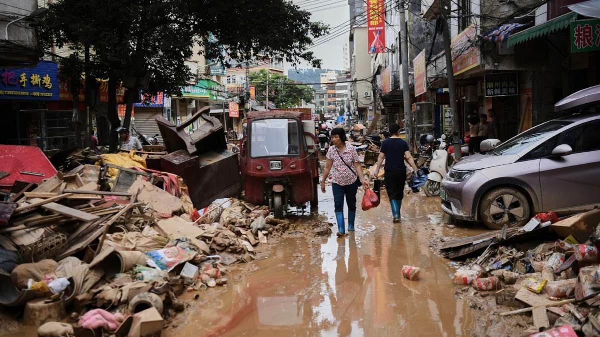 Calle anegada llena de escombros tras el desbordamiento de un río después de días de lluvias en Huaiji, China