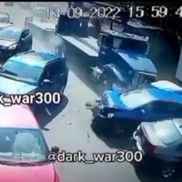 Captan cómo un tráiler embiste a 5 autos en Santa Fe; hay 3 heridos (Video)