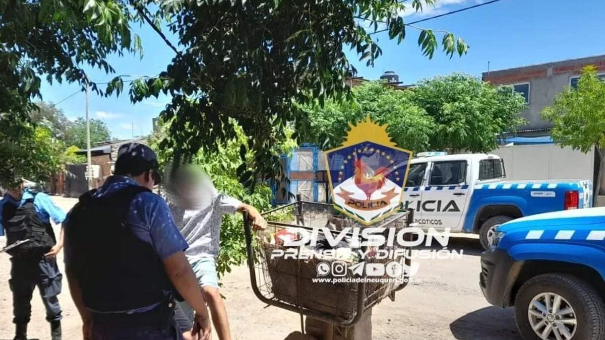 Diligencia judicial en el sector toma Complejo Paimún del barrio Confluencia de la ciudad de Neuquén.  Fuente: (Facebook)