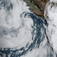 Hilary pierde fuerza pero aún amenaza noroeste de México y suroeste de EU