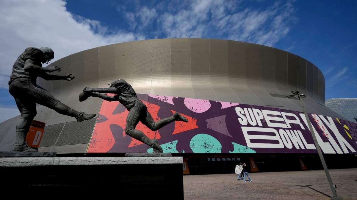 Gente camina afuera del Caesars Superdome, el viernes 31 de enero de 2025, en Nueva Orleans, antes del Super Bowl 59 de la NFL entre los Eagles de Filadelfia y los Chiefs de Kansas City