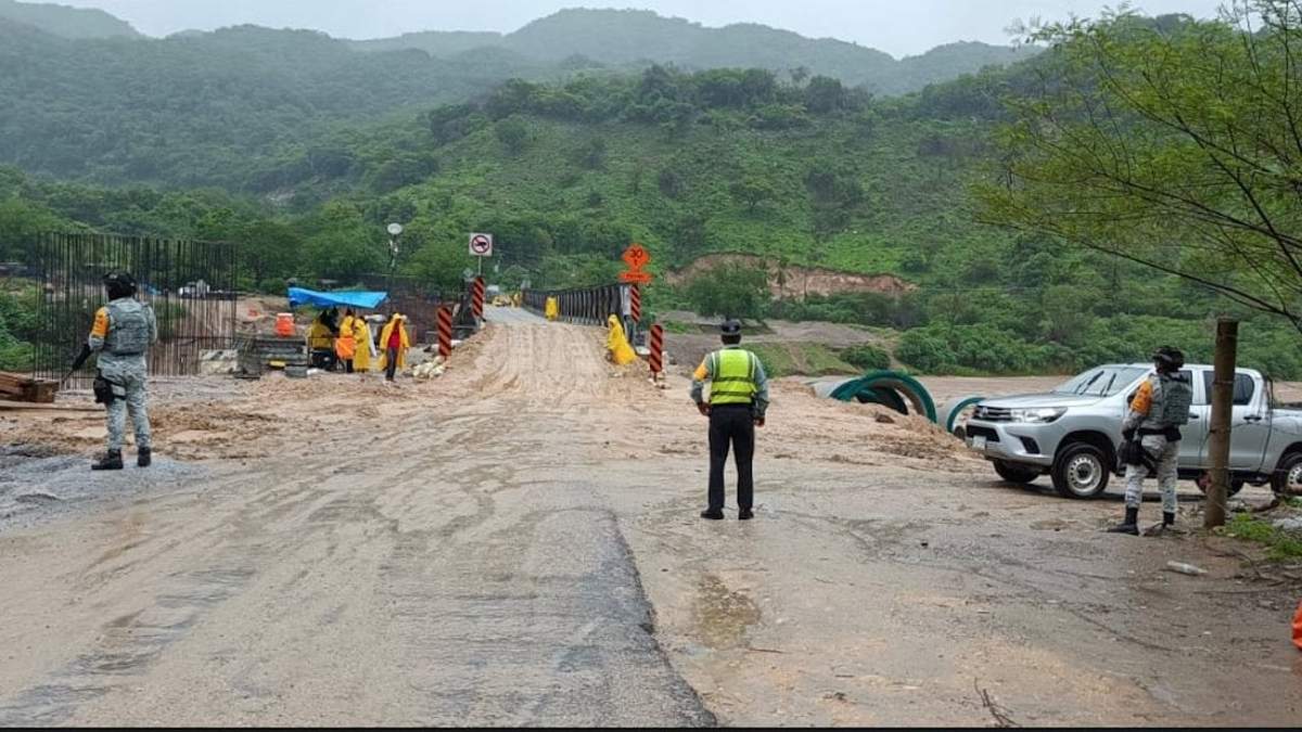 Puente provisional en la carretera Tierra Colorada-Cruz Grande en Guerrero debido a los daños provocados por Erick