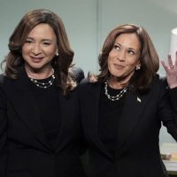Harris aparece en "Saturday Night Live" como imagen en el espejo de Maya Rudolph