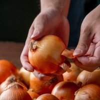 No tires las cáscaras de cebolla y aprovechalas para darle vida a tus plantas de esta forma
