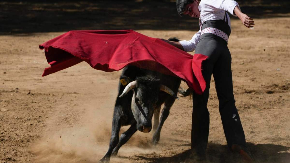 El torero Javier Spinola demuestra su habilidad con la muleta durante un taller de en Aculco, México, 25 de enero de 2024