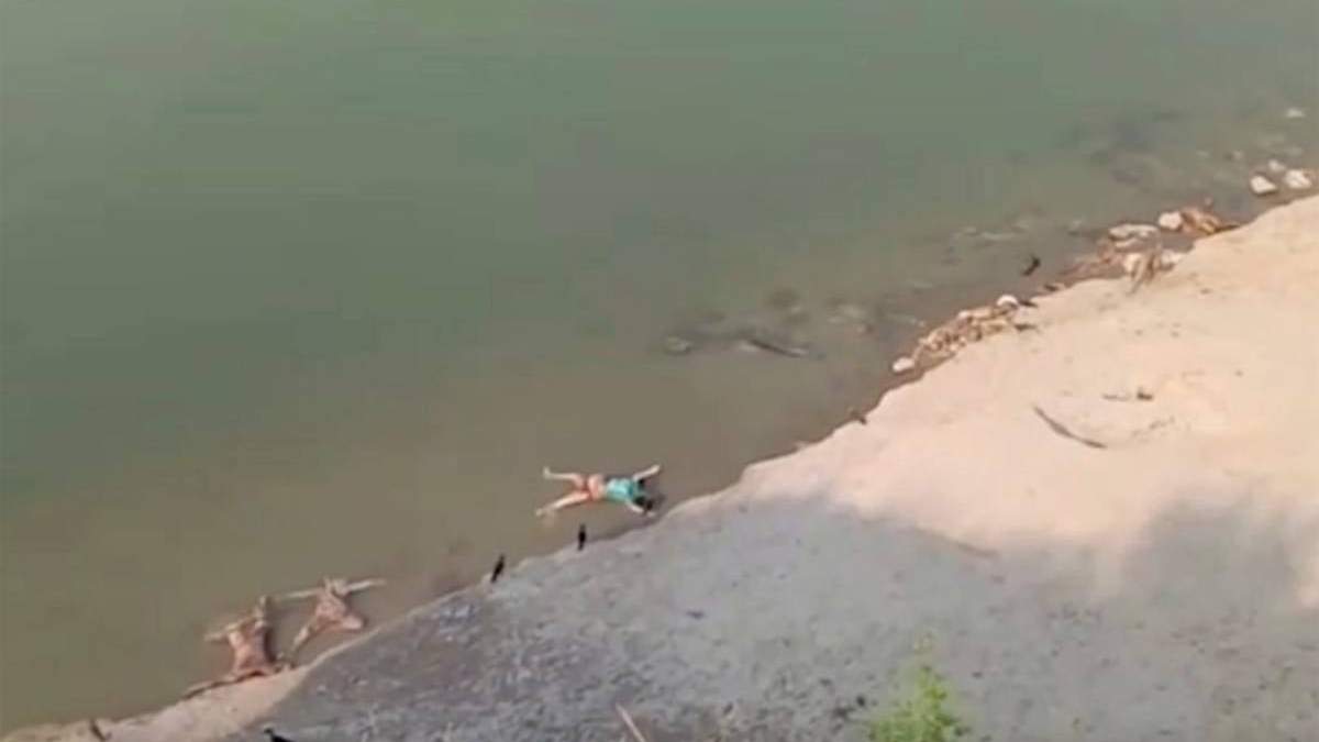 Captura de video en la que se ven cuerpos tendidos a lo largo del río  Ganges en el distrito de Ghazipur, en el estado de Uttar Pradesh, India