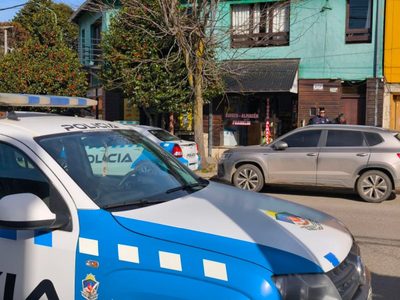 Le tiró gas pimienta a los ojos a una comerciante y le robó unos 10 mil dólares
