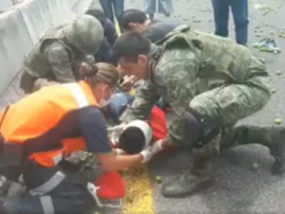 Volcadura de camioneta causa dos muertos y nueve cortadores de limón lesionados en Michoacán