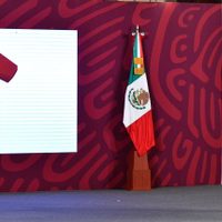 AMLO elogia la playera de Edy Smol, a quien llama "pensador, crítico y creativo"