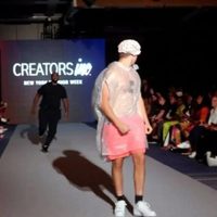 Youtuber se cuela y desfila en la pasarela de la Semana de la Moda en NY (Video)