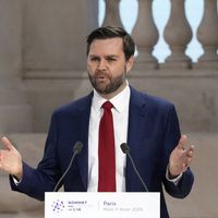 JD Vance arremete contra el "exceso de regulación" de la IA y critica la estrategia europea