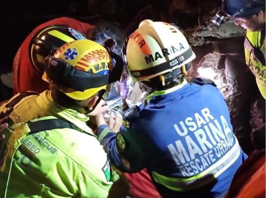 Labores de rescate en San Luis Ayucan, en el municipio de Jilotzingo