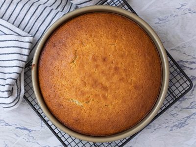 Ni aceite ni rocío vegetal: el truco casero para que tus tortas no se peguen y se desmolden perfectamente