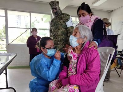 Adultos mayores de 103, 118 y 120 años de edad reciben la vacuna contra covid-19