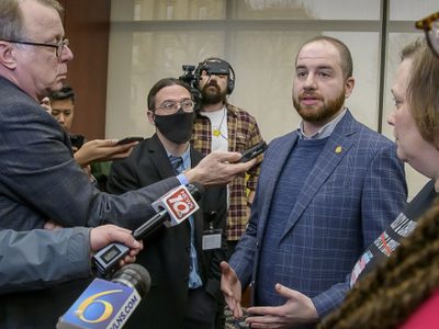 Michigan aprueba prohibir terapia de conversión sexual para menores