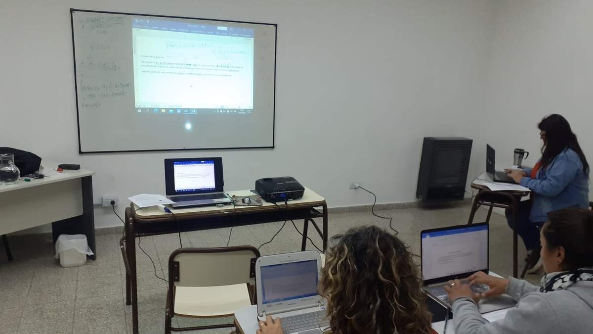 El curso tiene una clase semanal de 2 horas y un examen final para terminar la capacitación. Fuente (Municipalidad de Plottier).