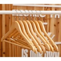 Con 4 perchas de madera y un poco de imaginación, creá esta mesita estilo Pinterest para tu living