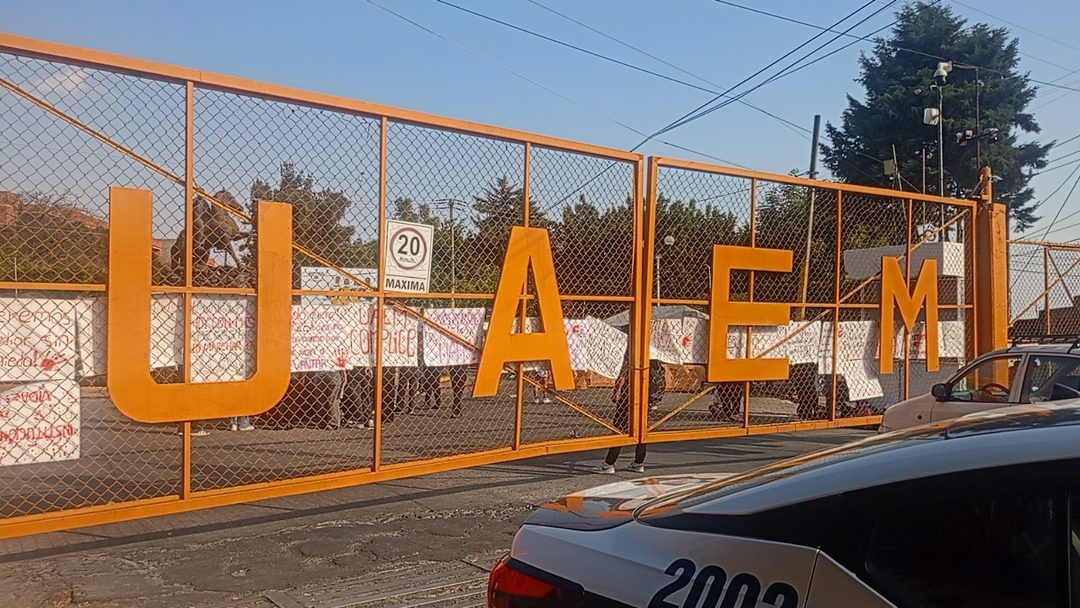 Foto 6 así luce la entrada principal al Campus chamilpa de la uem durante la toma que mantienen desde el pasado lunes las y los alumnos