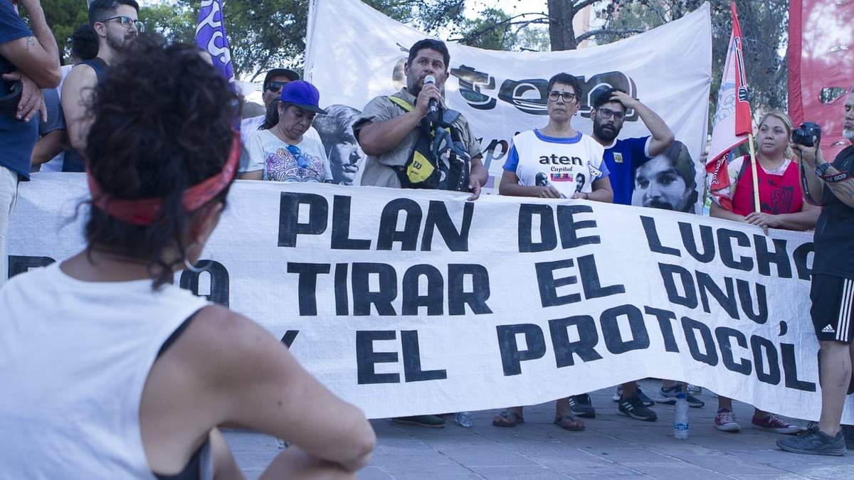 La marcha de la multisectorial concentró y finalizó en el monumento al General San Martin. Fuente: (Emiliano Ortiz)