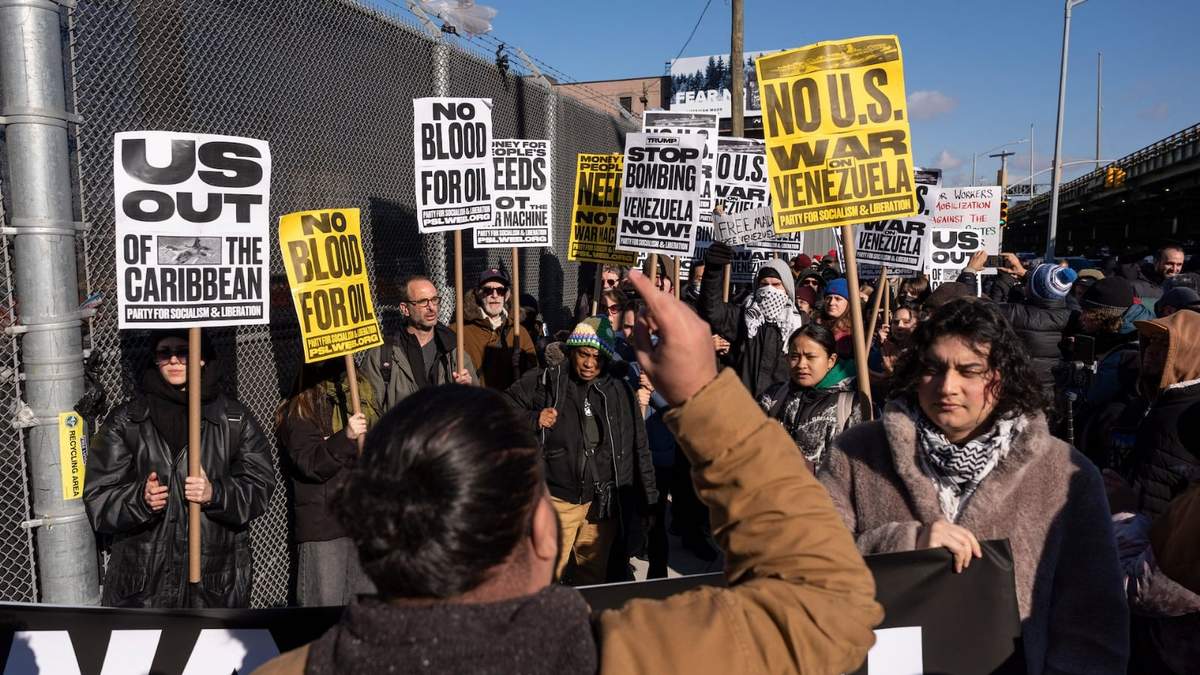 Manifestantes se congregan frente al Centro de Detención Metropolitano el domingo