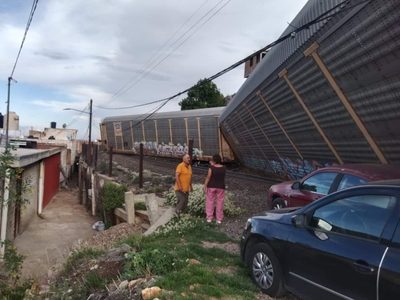 Tren de Ferromex se descarrila y daña vehículos, viviendas y una escuela