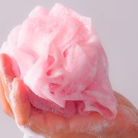 En pocos pasos y sin dañar nada: así podés lavar las esponjas, cepillos y guantes que usás en la ducha