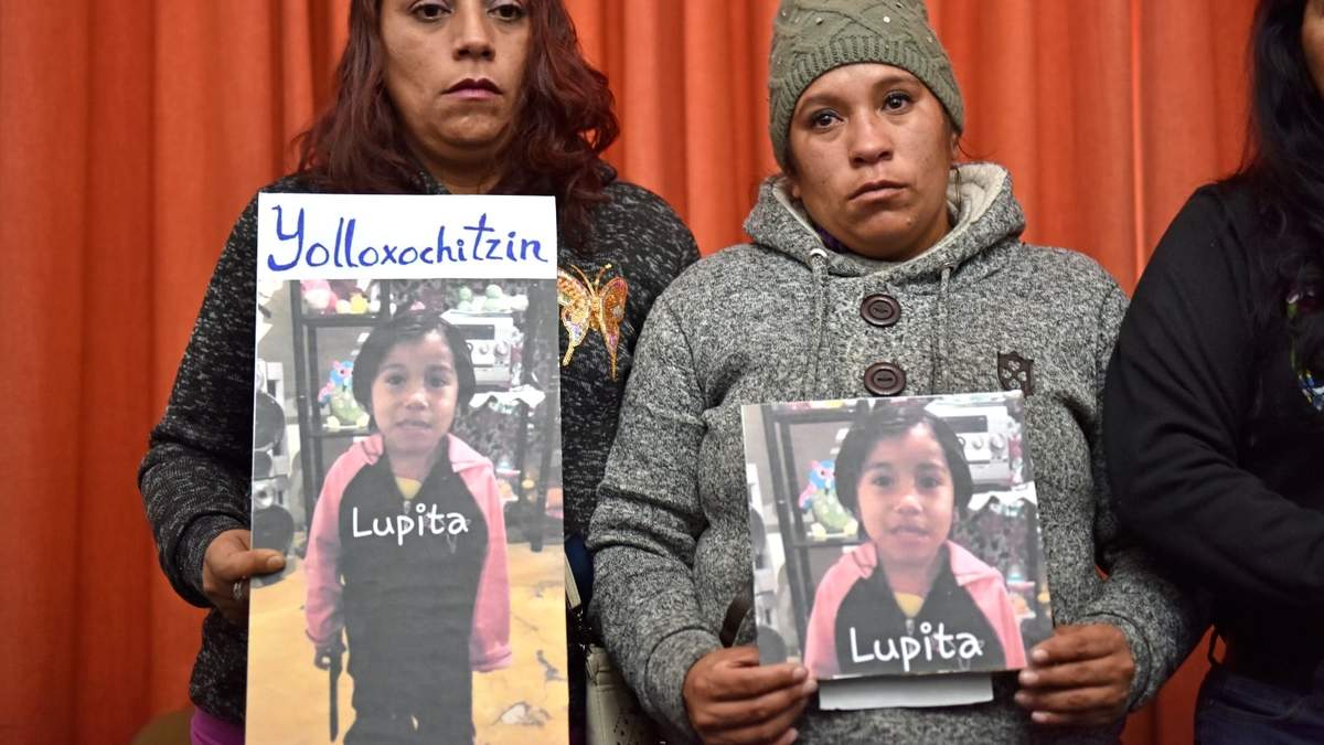 Mariana y Luz María Medina, tías de Lupita, conocida como "Calcetitas Rojas"