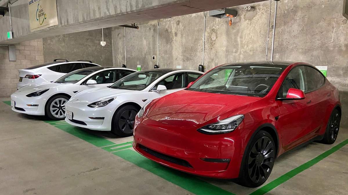 Tesla. Dependencia de componentes asiáticos