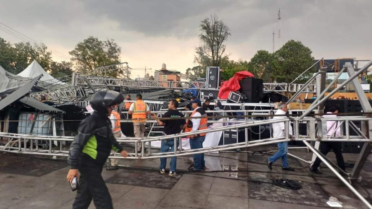 Varias personas quedaron atrapadas bajo la estructura metálica