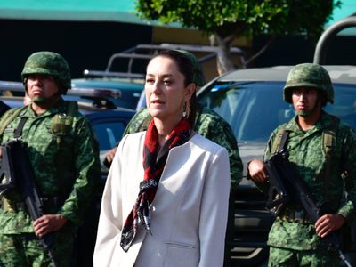 Sheinbaum acepta protección militar “sencilla” para estar cerca de la gente