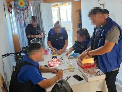 Tras un allanamiento, la Policía secuestró varios elementos en una causa por defraudación en Neuquén