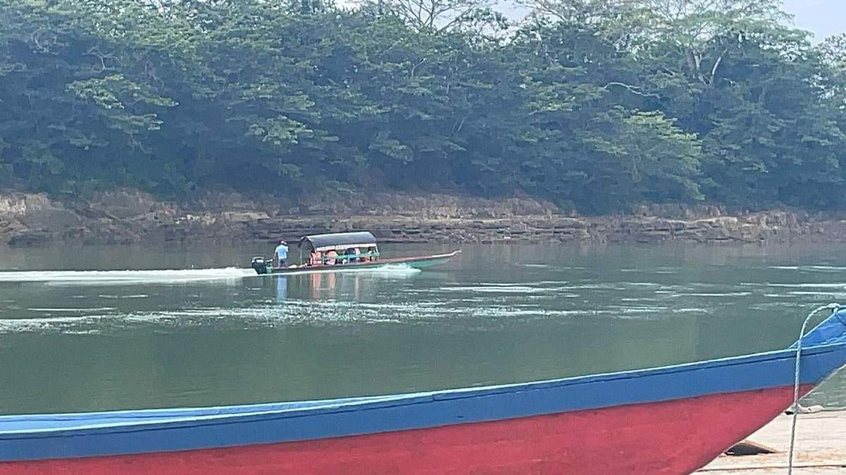 Esta mañana del lunes, las primeras lanchas con turistas empezaron a salir de Frontera Corozal para surcar el río Usumacinta y poder ingresar a esa Zona Arqueológica