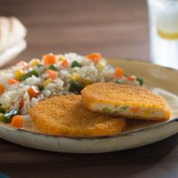 Medallones de atún, zanahoria y avena rellenos de queso: vas a amar esta receta para una cena exprés