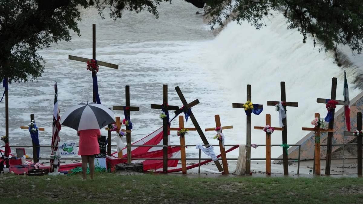 Suspenden búsqueda de víctimas de inundaciones en Texas debido a fuertes lluvias