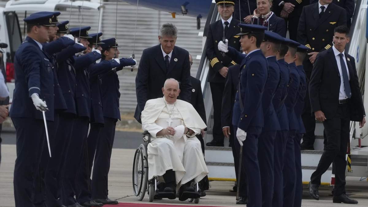 El papa Francisco es recibido en Portugal por una guardia de honor, el 2 de agosto de 2023