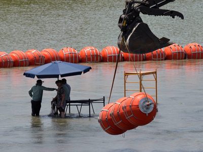 Departamento de Justicia de EU dice a Texas que sus boyas en el río Bravo violan la ley