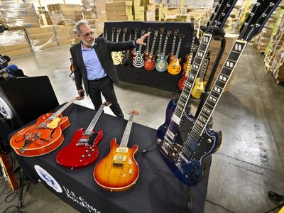 CBP incauta más de 3 mil guitarras Gibson falsas en el puerto de Los Ángeles