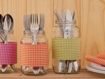 Si tenés frascos de vidrio y retazos de telas viejas, no los tirés: creá esto tan práctico para tu cocina